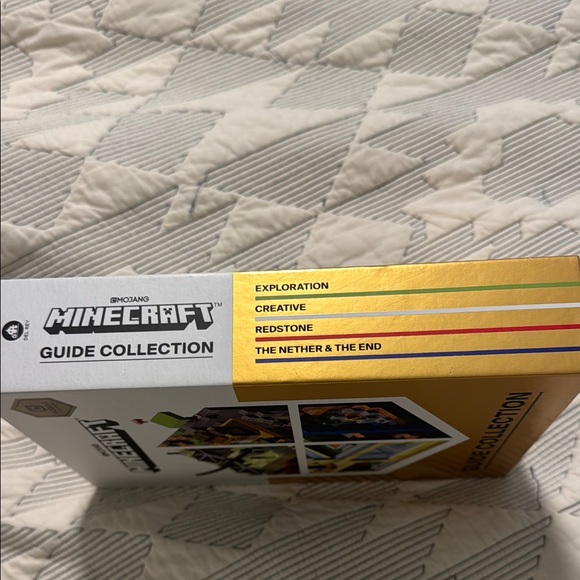 Guide Collection Book Set - Gold Minecraft - Picture 2 of 3
